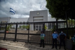 La policía monta guardia frente al Consejo Supremo Electoral en Managua, el 12 de mayo de 2021.