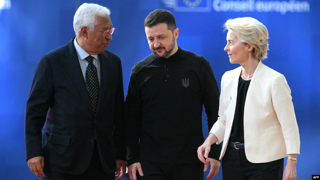 2025年3月6日欧洲理事会主席安东尼奥·科斯塔(左)和欧盟委员会主席冯德莱恩(右)迎接抵达布鲁塞尔欧盟总部参加特别欧洲理事会会议的乌克兰总统泽连斯基。