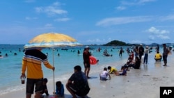 ภาพนักท่องเที่ยวที่หาดนางรอง จ.ชลบุรี เมื่อ 13 เมษายน 2021 (ที่มา: AP)