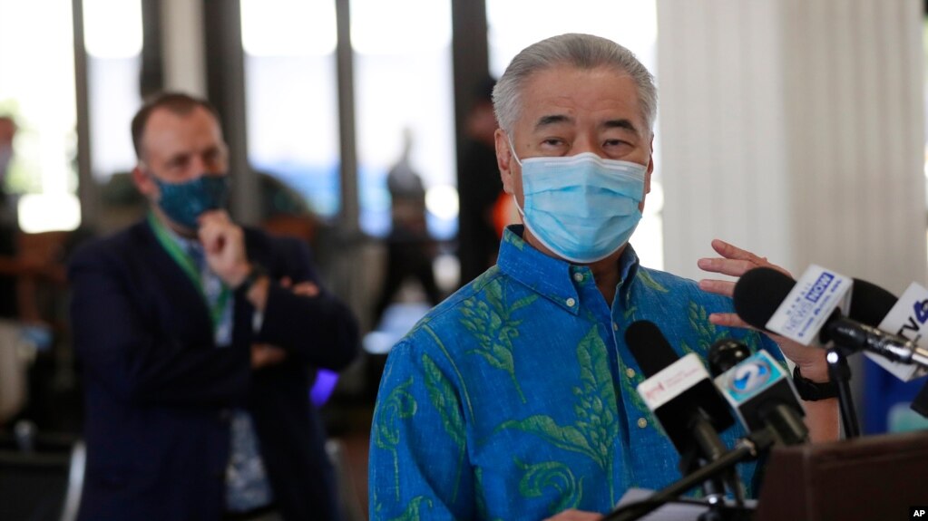 资料照片：夏威夷州长伊艺在檀香山国际机场就新冠疫情举行记者会（2020年10月15日）(photo:VOA)