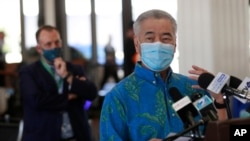 资料照片：夏威夷州长伊艺在檀香山国际机场就新冠疫情举行记者会（2020年10月15日）