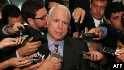 Le sénateur John McCain anime un point de presse au sortir d'une réunion à huis clos sur la Syrie, au Capital, Washington, 3 septembre 2013.