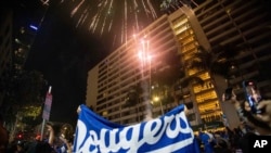 Los fuegos artificiales suenan mientras los fanáticos celebran en las calles después de que los Dodgers de Los Ángeles derrotaran a los Yankees de Nueva York para ganar la Serie Mundial de béisbol el miércoles 30 de octubre de 2024 en Los Ángeles. AP