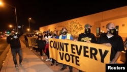内华达州特朗普总统的支持者举行抗议，要求点数总统大选的每一张选票。（2020年11月5日）