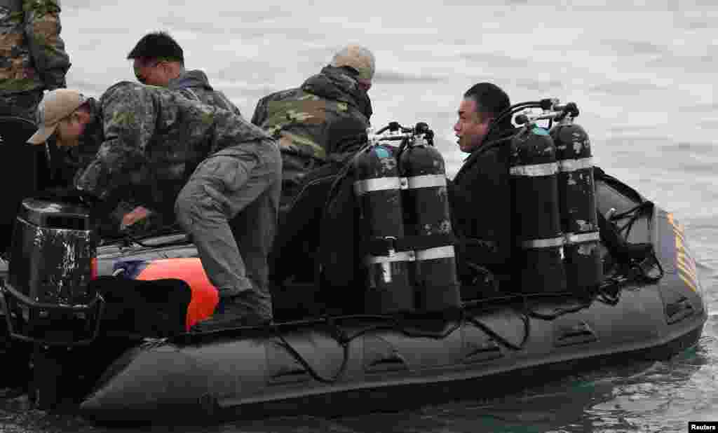 Search and rescue workers continue operations near the site where the passenger ferry Sewol capsized, Jindo, April 18, 2014.