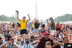 2026년 7월 19일 미국 워싱턴 내셔널몰의 FIFA 팬존에서 스페인 축구팬들이 아르헨티나를 꺾고 2026 FIFA 월드컵 우승을 차지한 스페인 대표팀의 승리를 축하하고 있다.