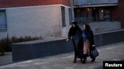 Para perempuan Muslim berjalan di dekat Masjid Essalam di Rotterdam, Belanda, 10 Maret 2017. (Foto: Reuters)