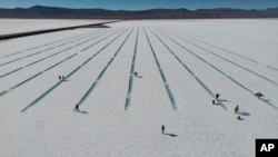 Turistas se reúnen en el salar de Salinas Grandes el martes 25 de abril de 2023, en Jujuy, Argentina.