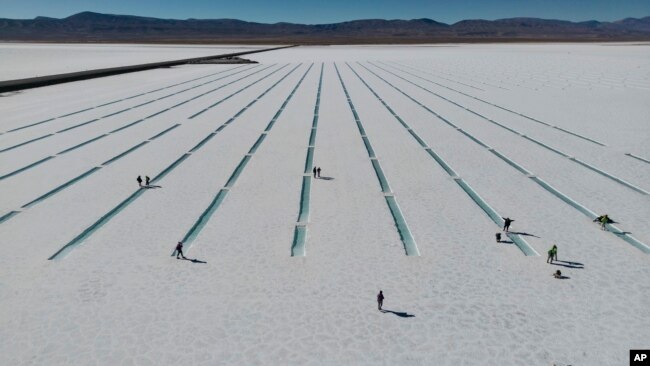 Turistas se reúnen en el salar de Salinas Grandes el martes 25 de abril de 2023, en Jujuy, Argentina.