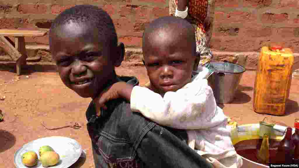 Un enfant déplacé en porte un autre sur le dos dans la paroisse Begoua, près de Bangui, République Centrafricaine, 4 avril 2014. (Bagassi Koura/VOA).