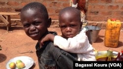 Displaced children in the parish of Begoua, outside of Bangui, Central African Republic, April 4, 2014, Photo Bagassi Koura, VOA.