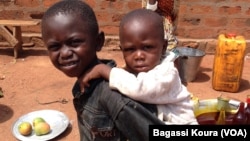 Les enfants déplacés dans la paroisse de Begoua, près de Bangui, en République Centrafricaine, le 4 Avril 2014, photo Bagassi Koura, VOA.