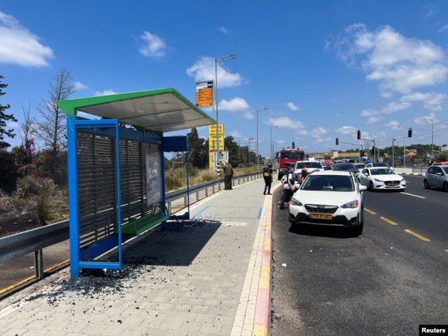 Kerusakan pada halte bus, setelah kelompok bersenjata Lebanon, Hizbullah, mengatakan pihaknya meluncurkan pesawat nirawak yang menarget militer di Israel utara, di Nahariya, Israel utara, 6 Agustus 2024. (Avi Ohayon/REUTERS)