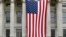 美国国旗高高悬挂在纽约布鲁克林市政厅楼前，2014年7月3日摄