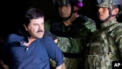 Gembong narkoba Joaquin "El Chapo" Guzman saat ditunjukkan kepada media oleh tentara Meksiko, sebelum diektradisi ke Amerika (foto: dok). 