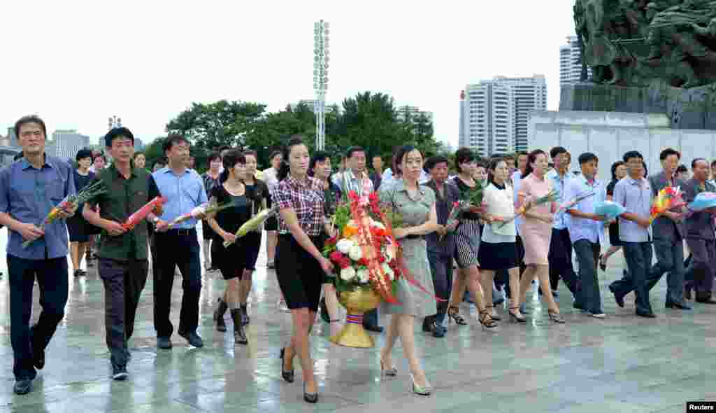 북한 주민들이 광복 72주년을 맞아 김일성&middot;김정일 부자 동상을 헌화하기 위해&nbsp;평양 만수대 언덕을 찾았다.