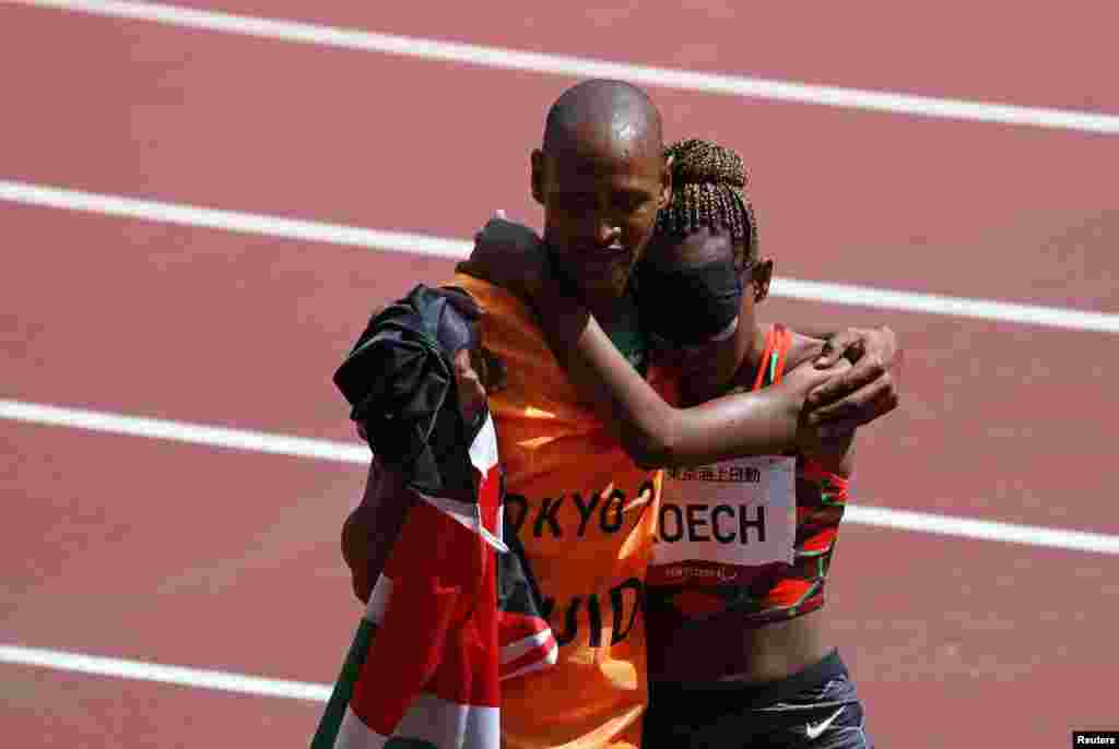 Nancy Chelangat Koech of Kenya embraces guide Geoffrey Kiplangat Rotich after winning bronze, REUTERS/Athit Perawongmetha