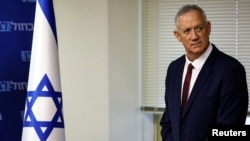 Menteri Pertahanan Israel Benny Gantz menghadiri rapat partainya di Knesset, parlemen Israel, di Yerusalem, pada 27 Juni 2022. (Foto: Reuters/Ronen Zvulun)