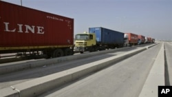 A line of Israeli trucks waits on the Israeli side of the Karni cargo crossing between Israel and the Gaza Strip, 19 Mar 2007 (file photo)