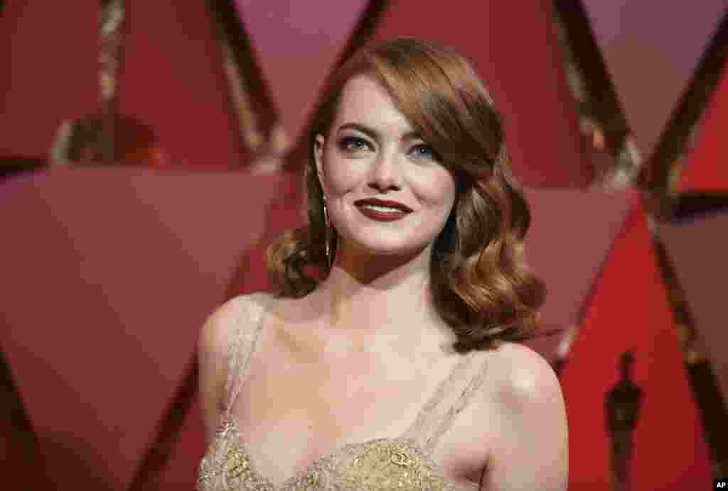 演员艾玛&middot;斯通（Emma Stone ）抵达洛杉矶的杜比剧院（the Dolby Theatre in Los Angeles），准备参加奥斯卡颁奖典礼（2017年2月26日）。她是浪漫音乐剧《爱乐之城》（La La Land）的女主角，以此荣获最佳女演员奖。2018年奥斯卡典礼在3月4日举行，艾玛&middot;斯通是颁奖人。