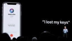 FILE - Craig Federighi, wakil presiden senior bidang Rekayasa Perangkat Lunak Apple, berbicara tentang Siri saat pengumuman produk baru di Apple Worldwide Developers Conference di San Jose, California, 4 Juni 2018. (Marcio Jose Sanchez, Arsip/AP)