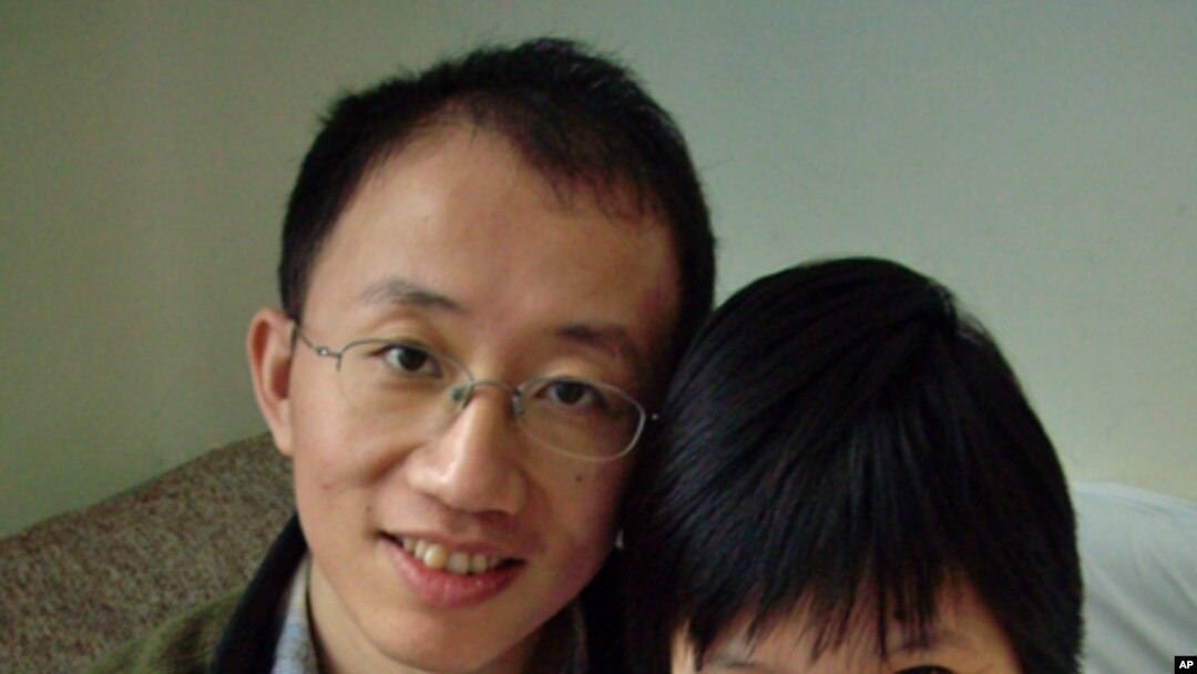 中国著名维权人士胡佳和妻子曾金燕 (档案照片)