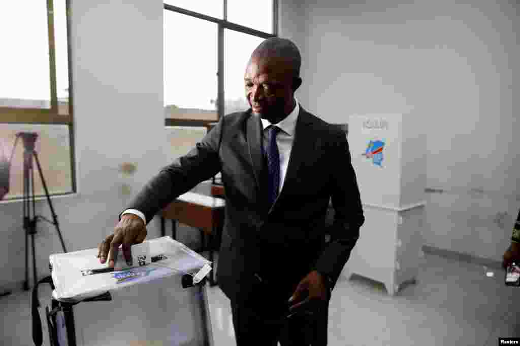 Emmanuel Ramazani Shadary, mgombea kiti cha rais kwa niuaba ya muungano unaotawala akipiga kura yake mjini Kinshasa. Jamhuri ya Kidemokrasia ya Kongo, Dec. 30, 2018.