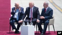 US President Donald Trump, center, Israeli Prime Minister Benjamin Netanyahu, right, and President Rueven Rivlin sit during welcome ceremony in Tel Aviv, Monday, May 22,2017. 