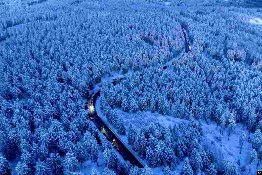 Mobil-mobil melaju ke puncak gunung Feldberg dekat kota Frankfurt, Jerman. (AP)&nbsp;