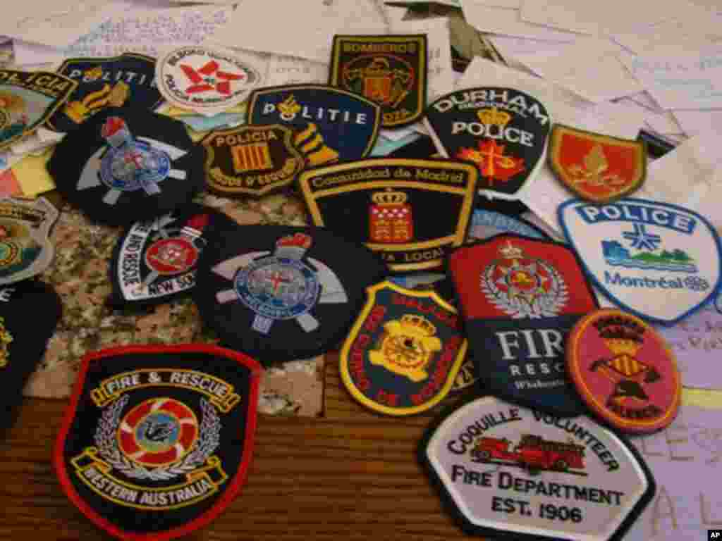 参与救援工作的各国人员臂章