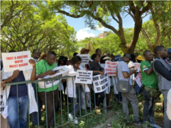 Doctors and nurses in Zimbabwe protesting outside Parliament Building in December 2019 in Harare (Photo: Columbus Mavhunga/VOA)