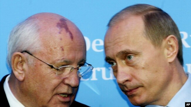 Михаил Горбачев и Владимир Путин. Германия, 2004 год.