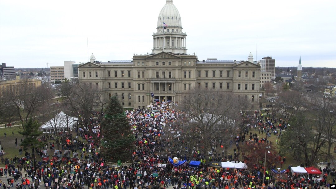Ribuan warga berkumpul di gedung DPRD Michigan, memprotes RUU hak untuk bekerja. (AP/Carlos Osorio)