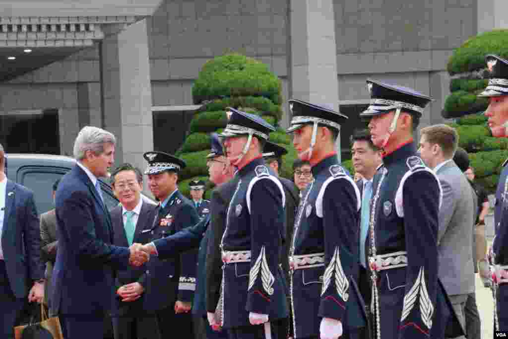 克里准备登上专机返回美国. (美国之音记者莉雅拍摄)