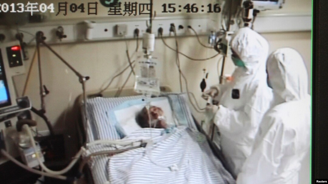 Seorang pasien tengah dirawat di sebuah rumah sakit di Hangzhou, provinsi Zhejiang, China, akibat terjangkit virus flu burung H7N9, 4 April 2013 (Foto: dok). Seorang warga Indonesia dilaporkan tengah dalam keadaan kritis dan dirawat di sebuah rumah sakit di Hong Kong akibat terjangkit virus ini, Senin malam (2/12).