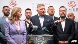 Ketua Partai Smer-Sosial Demokrasi Robert Fico (tengah) berbicara pada konferensi pers di markas besar partainya, usai pemilihan dini parlemen di Bratislava, Slovakia Minggu 1 Oktober 2023.