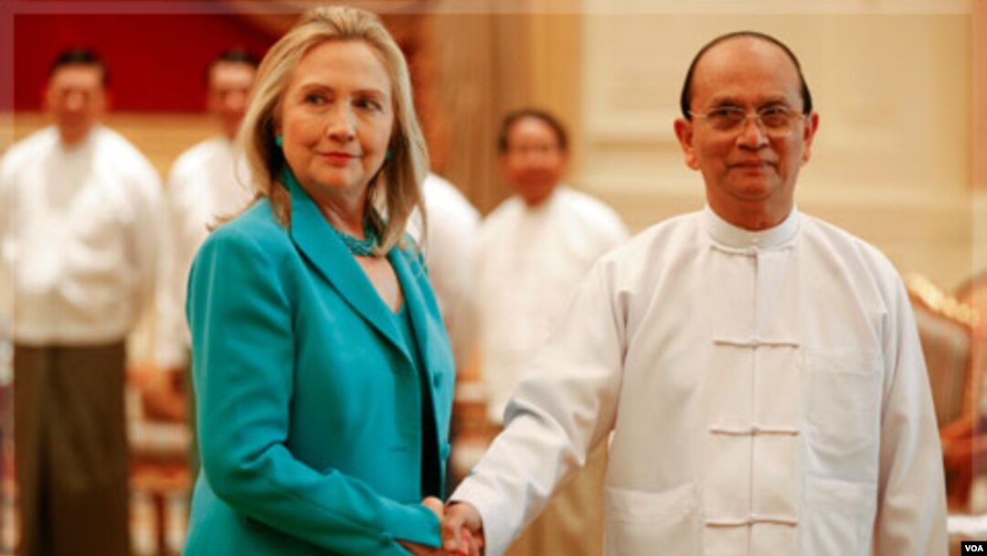 Menlu AS Hillary Clinton (kiri) saat bertemu Presiden Burma Thein Sein di Naypyitaw awal Desember lalu (foto: dok). AS melonggarkan beberapa sanksi atas pemerintah Burma.