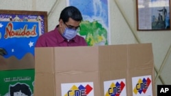 El presidente en disputa de Venezuela, Nicolás Maduro, vota en Caracas durante las elecciones para la Asamblea Nacional, el domingo 6 de diciembre de 2020.