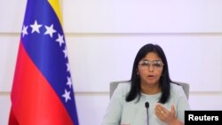 La vicepresidenta de Venezuela, Delcy Rodríguez, gesticula mientras habla durante una conferencia de prensa en Caracas, el 7 de abril de 2021.