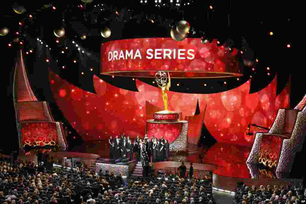 Tim &quot;Game of Thrones&quot; menerima penghargaan sebagai serial drama terbaik dalam Emmy Awards 2016 (18/9).