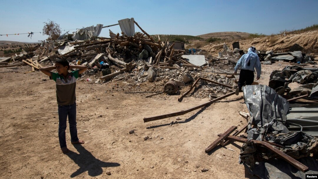Anggota suku Bedouin di puing-puingnya rumahnya yang dihancurkan otoritas Israel di desa Atir, salah satu dari puluhan komunitas Arab Bedouin di gurun Negev yang tidak diakui oleh pemerintah Israel. (Foto: Dok)