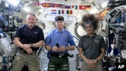 En la imagen, tomada de un video publicado por la NASA, aparecen, de izquierda a derecha, Butch Wilmore, Nick Hague y Suni Williams en una conferencia de prensa, el martes 4 de marzo de 2025. 