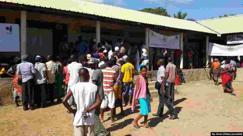 Eleitores aguardam na Assembleia de voto, na província de Cabo Delgado. Moçambique, 15 Out, 2014. Foto enviada por Aly Júnior