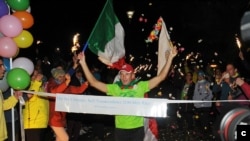  Andrea Marcato, ultra-marathonien italien de 39 ans, qui a remporté la plus longue épreuve à pied au monde en parcourant près de 5.000 km en un mois et demi autour d’un bloc à New York, aux Etats-Unis, le 17 octobre 2021.