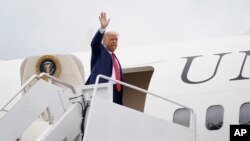 Presiden Donald Trump melambaikan tangannya di depan pesawat Air Force One sebelum bertolak ke Kenosha, Wisconsin, dari Pangkalan Angkatan Udara Andrews, Maryland, Selasa, 1 September 2020, (AP Photo / Evan Vucci)