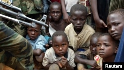 Un soldat armé du groupe rebelle UPC du Congo (Union des patriotes congolais) monte la garde lors d'un rassemblement organisé par le chef rebelle Thomas Lubanga au village de Barrière en République démocratique du Congo, le 5 juin 2003.