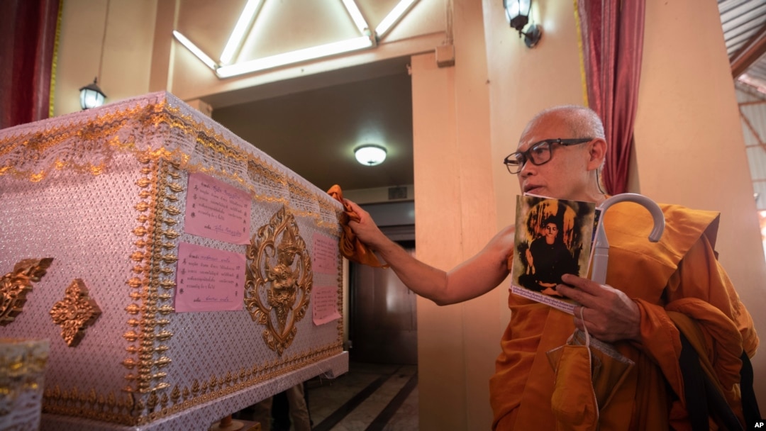 Seorang biksu Buddha berdoa di dekat peti mati Si Ouey, penjahat kanibal terkenal di Thailand, sebelum dikremasi di kuil Wat Bang Phraek Tai, provinsi Nonthaburi, Thailand, Kamis, 23 Juli 2020. (AP Photo/Sakchai Lalit)