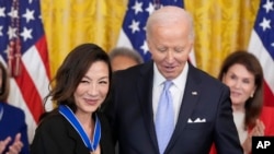 Президент Джо Байден и киноактриса Мишель Йео во время церемонии награждения высшей гражданской наградой страны - Президентской медалью свободы в Восточном зале Белого дома, в Вашингтоне, 3 мая 2024 года