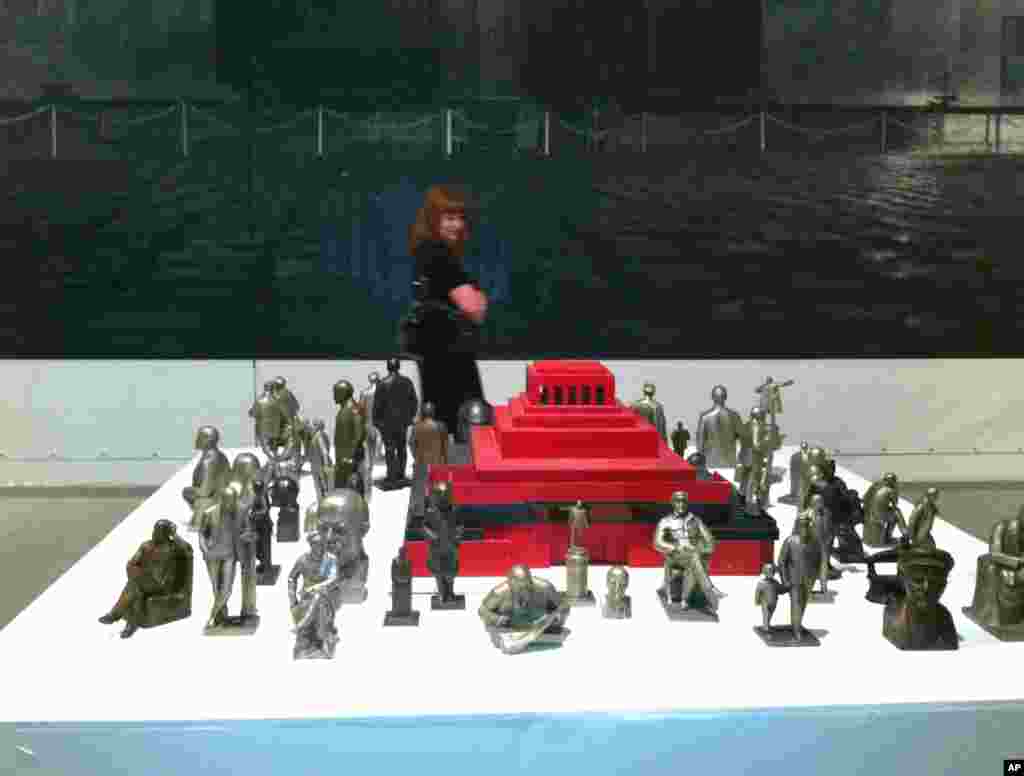 Lenin's Tomb turns red to match the the square? The Communist movement? or Lenin's bloody hold on Russia? And why are the Lenins in steel, the metal associated with his successor, Stalin, the Man of Steel? Only Vitali Komar and Alexander Melamud , the ins