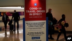 La orden de los CDC requiere que todos los pasajeros usen tapabocas en aviones, barcos, trenes, metros, autobuses, taxis y viajes compartidos.